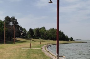 Muški štrand bez tuševa i slavina sa vodom za piće