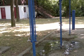 Muški štrand bez tuševa i slavina sa vodom za piće