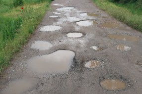 Rupe na putu u ulici gde je Majkin salaš