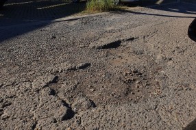 Očajan asfalt u krugu bolnice, prepun kratera