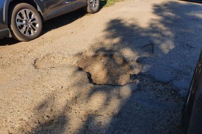 Očajan asfalt u krugu bolnice, prepun kratera