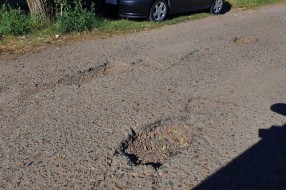 Očajan asfalt u krugu bolnice, prepun kratera