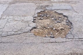 Velike rupe na putu u Vrnjačkoj ulici