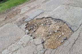 Velike rupe na putu u Vrnjačkoj ulici