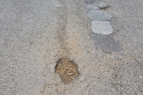 Velike rupe na putu u Vrnjačkoj ulici