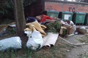 Nagomilano kabasto smeće pored dečjeg igrališta  (Ulica Šandora Lifke)