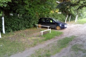 Problem sa bahatim parkiranjem na ulazu u park u Ljutovu