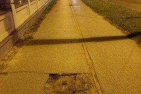 Rupa na trotoaru na Segedinskom putu
