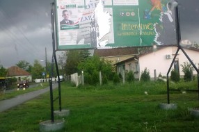 Osvanuo bilbord u dvorištu