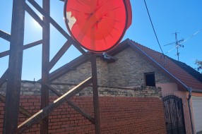 Saobraćajno ogledalo na uglu ulica Lasla Sekereša i Kordunaške