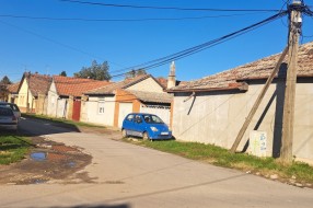 Saobraćajno ogledalo na uglu ulica Lasla Sekereša i Kordunaške