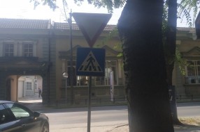 Nepregledna raskrsnica (ulica Nikole Kujundžića i Preradovićeva)