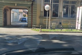 Nepregledna raskrsnica (ulica Nikole Kujundžića i Preradovićeva)