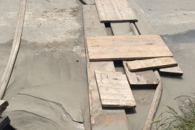 Daske na putu sa ekserima koji vire