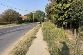 Novoizgrađeni trotoar-staza bez košenja korova (Palićki put)