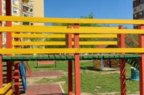 Igralište iza belih zgrada na Prozivci