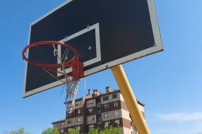 Igralište iza belih zgrada na Prozivci