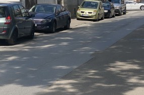 Parkiranje na pešačku stazu preko puta crkve u centru
