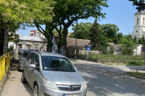 Parkiranje na pešačku stazu preko puta crkve u centru