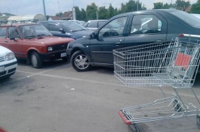 Potrošačka kolica na parkingu ispred megamarketa u Subotici!