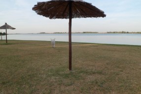 Peščana plaža na Paliću prekrivena pikavcima, čepovima od pića, razbijenim staklom