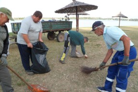 Peščana plaža na Paliću prekrivena pikavcima, čepovima od pića, razbijenim staklom