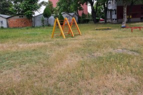 Nepokošena trava na dečjem igralištu u Teslinom naselju