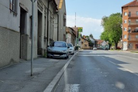 Parkiranje po pešačkim stazama (Beogradski put)