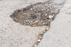 Rupa na raskrsnici ulica Mačvanska i Lajoša Husveta
