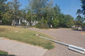 Oboren saobraćajni znak danima stoji na putu (Aleksandrovo)