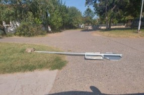 Oboren saobraćajni znak danima stoji na putu (Aleksandrovo)