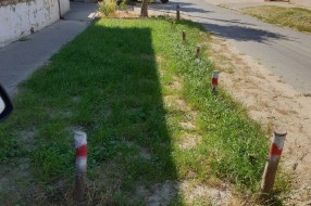 Ukopani stubovi pored puta (Prešernova ulica)