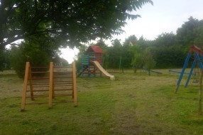 Drveno igralište u Aleksandrovu zaraslo u travu