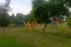 Drveno igralište u Aleksandrovu zaraslo u travu