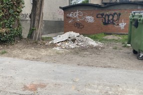 Izbacivanje šuta ispred zgrade (Kireška)
