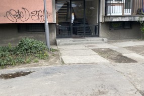 Izbacivanje šuta ispred zgrade (Kireška)