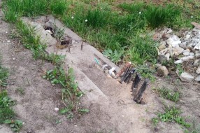 Opasnost od žica i armature (ugao Josipa Slavenskog i Rutai Ištvana)