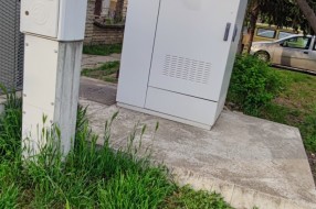 Opasnost od žica i armature (ugao Josipa Slavenskog i Rutai Ištvana)