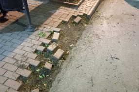 Izvađene kocke sa pešačke staze u Ulici Dimitrija Tucovića (Borova)