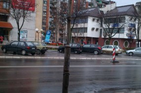 Stub bez svrhe (kod Sarićevog spomenika)