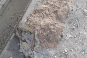 Otpada deo zida koji drži šine podvožnjaka kod "Pionira"