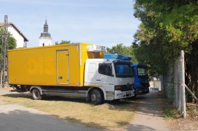 Kamioni na zelenoj površini i pešačkoj stazi u Aleksandrovu