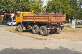 Kamioni na zelenoj površini i pešačkoj stazi u Aleksandrovu