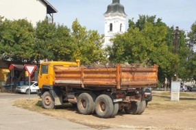 Kamioni na zelenoj površini i pešačkoj stazi u Aleksandrovu