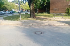 Propao trotoar (zbog korenja drveta) u Zetskoj ulici