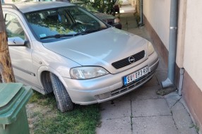 Bahato parkiranje na pešačkoj stazi u Ulici Bele Gabrića