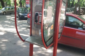 Devastirana telefonska govornica u centru