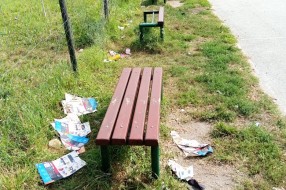 Okupirano dečje igralište u Travničkoj ulici, čak su i kauč dovukli!