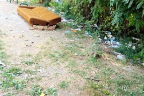 Okupirano dečje igralište u Travničkoj ulici, čak su i kauč dovukli!