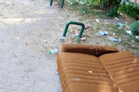 Okupirano dečje igralište u Travničkoj ulici, čak su i kauč dovukli!